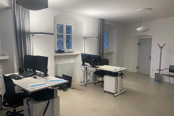 Il nuovo spazio di coworking di Brunico offre fino a dieci postazioni di lavoro distribuite in tre stanze e può essere utilizzato a rotazione dai dipendenti provinciali della Val Pusteria per lavorare a distanza. (Foto: USP/Anna Künig)