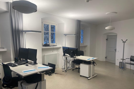 Il nuovo spazio di coworking di Brunico offre fino a dieci postazioni di lavoro distribuite in tre stanze e può essere utilizzato a rotazione dai dipendenti provinciali della Val Pusteria per lavorare a distanza. (Foto: USP/Anna Künig)