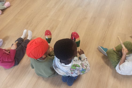 Um Kindern möglichst früh auch ein erstes Kennenlernen der Institution Musikschule zu ermöglichen, wurde ein Kooperationsprojekt zwischen der Musikschule und den deutschsprachigen Kindergärten entwickelt; im Bild: Kindergarten Pfatten. (Foto: LPA/Kindergarten Pfatten)