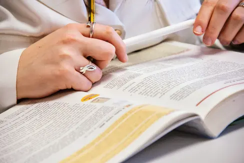 Mehr als 30 Klassen der italienischsprachigen Schulen Südtirols beteiligen sich an der ersten Ausgabe des Wettbewerbs La Costituzione vista da noi (Die Verfassung aus unserer Sicht). Dazu erhalten die Schulen ein eigens entwickeltes Bürgerinnen- und Bürger-Kit, das Schülerinnen und Schülern die Grundprinzipien der italienischen Verfassung näherbringen soll. (Foto: LPA/Peter Daldos)