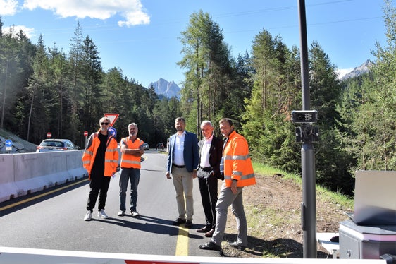 Besprechung an der ersten buchbaren Landesstraße in Südtirol: (v.l.) Bauleiter Hansjörg Jocher, Amtsdirektor Götz Florian Ruffinatscha, LR Daniel Alfreider, BM Friedrich Mittermair und Straßendienstabteilungsdirektor Philipp Sicher. (Foto: LPA/Angelika Schrott)