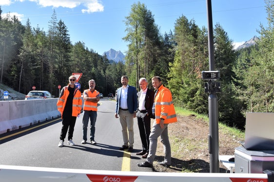 Besprechung an der ersten buchbaren Landesstraße in Südtirol: (v.l.) Bauleiter Hansjörg Jocher, Amtsdirektor Götz Florian Ruffinatscha, LR Daniel Alfreider, BM Friedrich Mittermair und Straßendienstabteilungsdirektor Philipp Sicher. (Foto: LPA/Angelika Schrott)