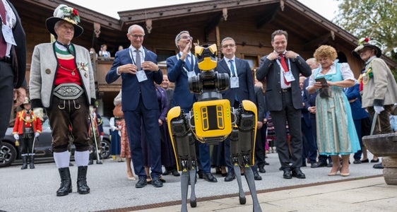 Tradizion y inuvazion tl luech de chiche pënsa: l robot AI Spot ti sëurandà I badges ai ghesć. Da man ciancia: reprejentanc dla Cumpania di Scizeri de Alpbach, LH dl Tirol Anton Mattle, l presidënt dl’Euregio y LH Arno Kompatscher, LH Maurizio Fugatti, l minister naziunel Norbert Totschnig y la vizepresidënta dla Provinzia de Bulsan Rosmarie Pamer. (Foto: Land Tirol/Sedlak)