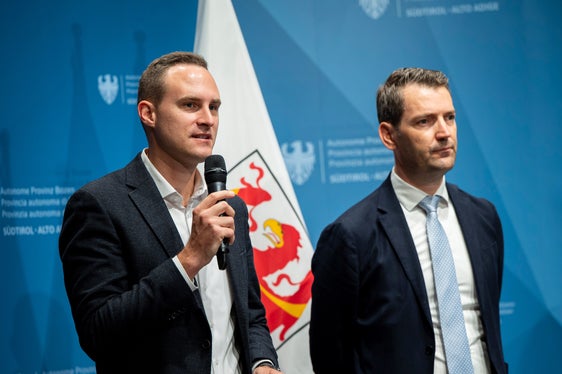Alexander Alber (im Bild links mit Ressortdirektor Martin Vallazza) vom Amt für Infrastrukturen und nachhaltige Mobilität erläuterte die praktischen und finanziellen Vorteile: Das Laden zu Hause ist bequem und zahlt sich aus. Mit einer Wallbox, die auf den eigenen Bedarf abgestimmt ist, kann man das Auto über Nacht laden, den Stromverbrauch besser steuern und die laufenden Kosten senken. (Foto: LPA/Fabio Brucculeri)