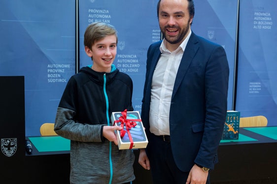 L'assessore Achammer con Paul Künig di San Candido, premiato per la fotografia Sechs Leben (Foto: ASP/Fabio Brucculeri)