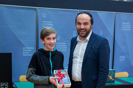 Landesrat Achammer mit Paul Künig aus Innichen, der für seine Fotografie zu Sechs Leben ausgezeichnet wurde (Foto: LPA/Fabio Brucculeri)