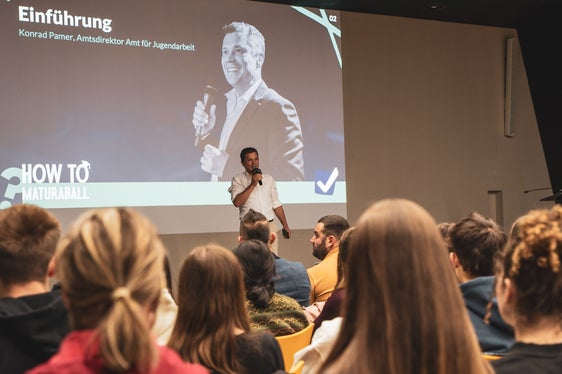 Der Direktor des Landesamtes für Jugendarbeit Konrad Pamer eröffnete die innovative Veranstaltung, die den Wissensaustausch förderte und eine Plattform der Vernetzung schuf. (Foto: LPA/Landesamt für Jugendarbeit/Youth Info)