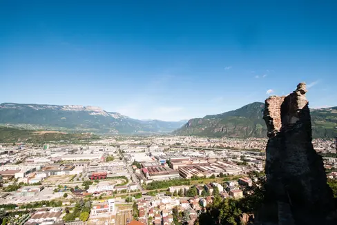 Künftig können in Gewerbegebieten (im Bild Bozen Süd) Räumlichkeiten für die zeitweilige Unterbringung von Personal errichtet werden. Die Landesregierung hat die Voraussetzungen dafür geschaffen und hat zudem die Nutzung von Dienstwohnungen in Gewerbegebieten neu geregelt. (Foto: LPA)