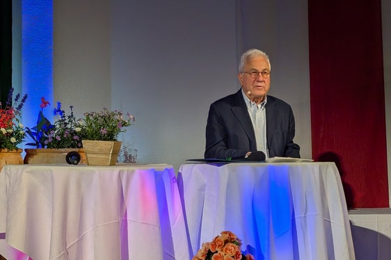 Jurymitglied Franz Kössler, langjähriger ORF-Journalist aus Eppan, hielt die Laudatio auf die beiden Preisträger Matthias Winterer und Jürgen Klatzer. (Foto: Presseclub Concordia/Florian Stauder)