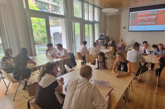 Diverse forme di dialogo con rappresentanti di alto livello della politica e dell'amministrazione hanno permesso di conoscere il processo legislativo dell'UE. (Foto: Euregio)