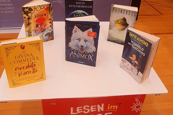 Unter 40 Büchern in deutscher und italienischer Sprache konnten die jungen Leserinnen und Leser wählen. (Foto: LPA)