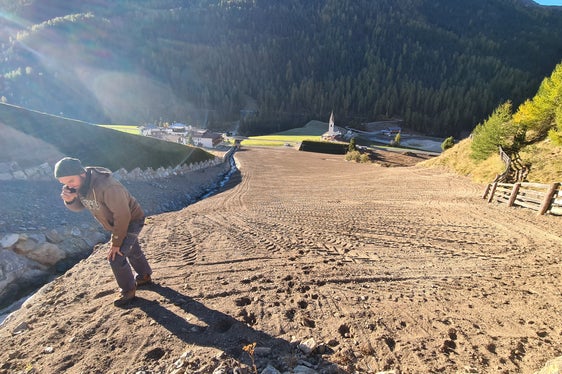 Schutzbauten für den Weiler Kappl in Langtaufers: Im Frühsommer 2021 hat der Bautrupp mit Vorarbeiter Florian Hofer (im Bild) mit den Arbeiten begonnen und sie Ende Oktober abgeschlossen. (Foto: LPA/Landesamt für Wildbach- und Lawinenverbauung West)
