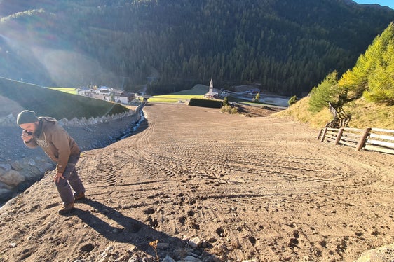 Schutzbauten für den Weiler Kappl in Langtaufers: Im Frühsommer 2021 hat der Bautrupp mit Vorarbeiter Florian Hofer (im Bild) mit den Arbeiten begonnen und sie Ende Oktober abgeschlossen. (Foto: LPA/Landesamt für Wildbach- und Lawinenverbauung West)