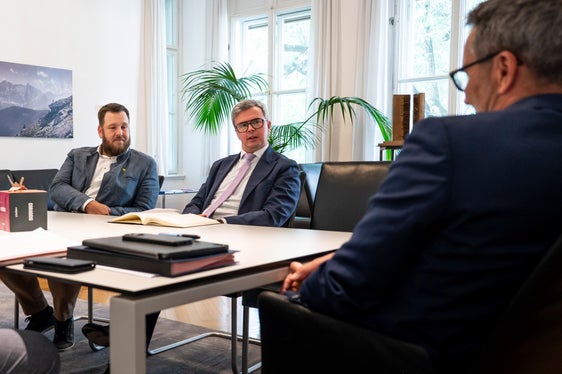 Al centro del colloquio tra Michael Kaufmann (da sinistra), Lukas Brunner e Arno Kompatscher vi erano temi chiave di politica economica quali la sostenibilità e la carenza di manodopera qualificata. (Foto: USP/Fabio Brucculeri)