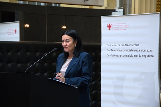 L’Alto Adige potrebbe prendere spunto dai Grigioni: In particolare, dovremmo sviluppare una consapevolezza simile nei confronti delle nostre forze di polizia e collaborare nel campo della sicurezza pubblica. Ognuno al proprio posto: i Comuni, i sindaci, la Polizia locale e i cittadini, ha sintetizzato Mair. (Foto: USP/Lukas Forer)