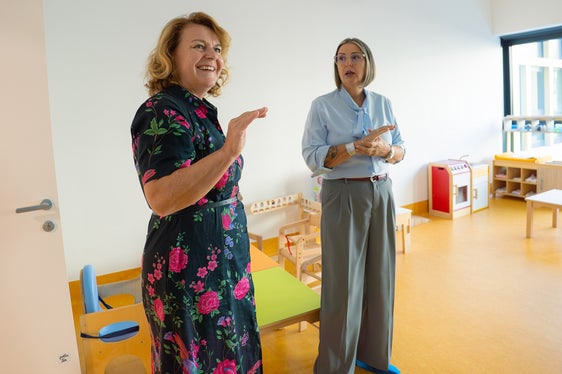 Landesrätin Rosmarie Pamer mit der Direktorin der Sozialgenossenschaft CasaBimbo, Stefania Badalotti beim Besuch der Betriebskita im WaltherPark. (Foto: WaltherPark AG)