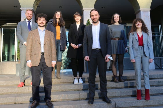 L'assessore Achammer posa insieme ai membri del direttivo di ASUS: da sx (prima fila): Julian Nikolaus Rensi, Philipp Achammer e Ariane Benedikter. Da sx in seconda fila: Niklas Klinge, Katja Oberrauch, Annika Schmidt e Mariachiara Scibona. (Foto ASP/Edith Achammer)