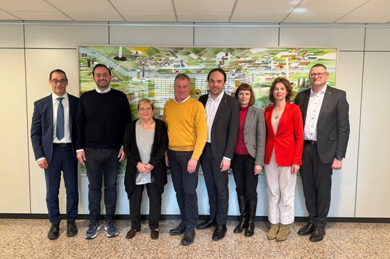 Vertreterinnen und Vertreter des Südtiroler Meisterbundes haben mit den Landesräten Galateo (2.v.l.) und Achammer (4.v.r.) über gemeinsame Anliegen gesprochen. (Foto: LPA)