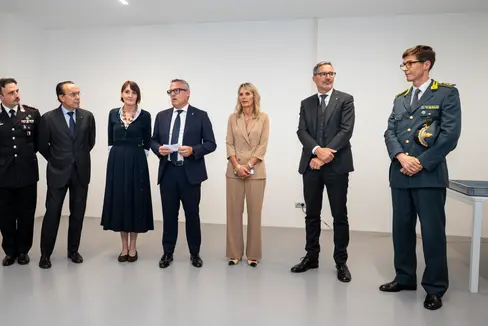 Da sinistra a destra: il comandante provinciale dei Carabinieri Alessandro D'Errico, il questore di Bolzano Giuseppe Ferrari, il commissario del Governo di Bolzano Maddalena Travaglini, l'assessore Christian Bianchi, la presidente del Tribunale Francesca Bortolotti, il presidente della Provincia Arno Kompatscher e il tenente colonnello Manuel Artuso (Guardia di Finanza). (Foto: USP/Fabio Brucculeri)