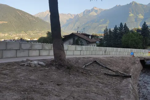 Nella zona a monte degli edifici, l’Ufficio Sistemazione bacini montani sud ha realizzato un muro provvisorio costituito da blocchi di calcestruzzo, lungo circa 70 metri e largo 1,60 metri. (Foto: USP/Ufficio Sistemazione bacini montani sud)