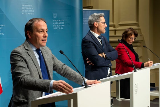 L'assessore Vettorato (nella foto a sinistra), il presidente Kompatscher e l'assessora Hochgruber Kuenzer (Foto: ASP/Fabio Brucculeri)