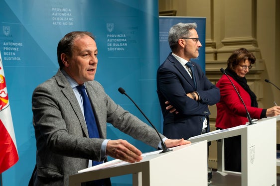 Landesrat Giuliano Vettorato (1.v.l.) hat in der Pressekonferenz mit (weiter v.l.) Landeshauptmann Arno Kompatscher und Landesrätin Maria Hochgruber Kuenzer hat heute die neuen Förderkriterien für Energieeffizienz und erneuerbare Energien vorgestellt. (Foto: LPA/Fabio Brucculeri)