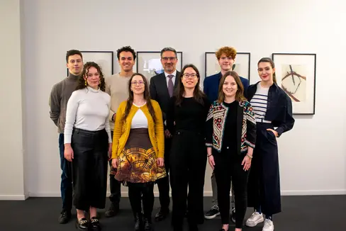 sh.asus zu Gast bei Landeshauptmann Arno Kompatscher: (v.l.) Luca Pini, Hannah Tonner, Alexander von Walther, Daniela Delmonego, Landeshauptmann Kompatscher, Alexandra Dusini, Jannis Kager-Kofler, Magdalena Scherer, Katja Oberrauch. (Foto: LPA/Fabio Brucculeri)