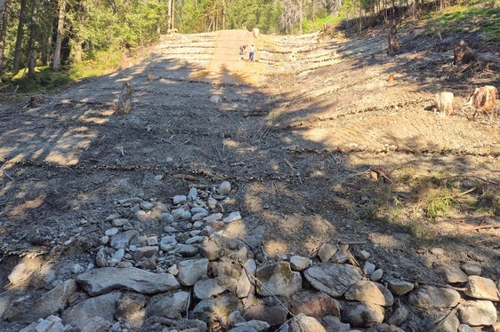 Archivbild: Ingenieurbiologische Arbeiten nach der Rutschung nach Starkregen am Bacheinhang des Gruipbaches, im Bild ersichtlich die eingesetzten Juteflächen, die die oberflächliche Erosion zurückhalten, damit die Samen keimen können. (Foto: LPA/Amt für Wildbach- und Lawinenverbauung Ost in der Agentur für Bevölkerungsschutz)