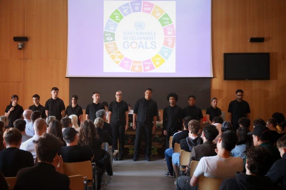 Unter dem Motto Nachhaltigkeit und Lebensstile präsentierten die Schülerinnen und Schüler der Landesberufsschule für Handwerk und Industrie Luigi Einaudi in Bozen verschiedene Projekte. (Foto: LPA/Landesberufsschule für Handwerk und Industrie Luigi Einaudi)