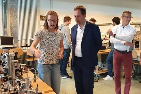 An der Fachoberschule Max Valier in Bozen wird das Schrägdach im Eingangsbereich saniert. Im Bild LR Bessone mit Ressortdirektor Davide Gemellaro (2.u.1.v.r.) bei einem Schulbesuch aus Zeiten vor der Pandemie. (Foto: LPA/Anna Pitarelli)