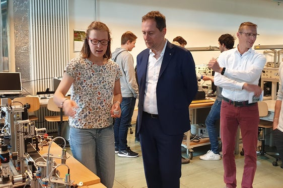 An der Fachoberschule Max Valier in Bozen wird das Schrägdach im Eingangsbereich saniert. Im Bild LR Bessone mit Ressortdirektor Davide Gemellaro (2.u.1.v.r.) bei einem Schulbesuch aus Zeiten vor der Pandemie. (Foto: LPA/Anna Pitarelli)