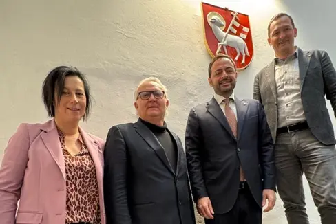 Una rete di collaborazione in ambito culturale ed economico tra la Provincia e il Comune di Bressanone. Nella foto (da sinistra) l'assessora comunale Bettina Kerer, il vicesindaco Ferdinando Stablum, il vicepresidente della Provincia Marco Galateo e il sindaco di Bressanone Andreas Jungmann (Foto: USP/Sylwana Altopiedi)