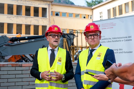 È un momento storico che la città attendeva da molti anni, ha detto il sindaco di Bolzano, Claudio Corrarati, a sinistra nella foto assieme all'assessore Christian Bianchi. (Foto: USP/Fabio Brucculeri)