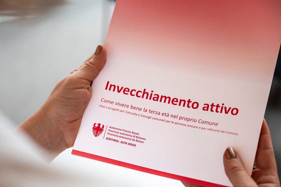 In un opuscolo informativo, l’Ufficio Anziani e i distretti sociali ha raccolto diverse informazioni sulle iniziative e sui referenti per le Consulte e i Consigli comunali per le persone anziane e per i referenti comunali. (Foto: USP/Fabio Brucculeri)