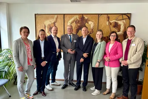 Ulrich Höllrigl (5° da sinistra), direttore del Dipartimento Agricoltura, Foreste e Turismo, posa con i membri della Sottocommissione Turismo del Parlamento della Bassa Sassonia. (Foto: USP/Dipartimento Agricoltura, Foreste e Turismo)