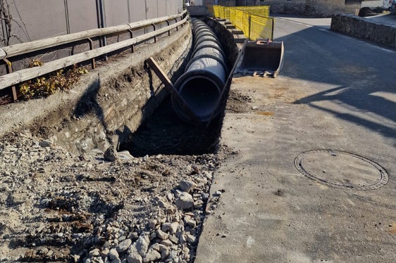 Grazie al diametro maggiore, le nuove tubazioni in cemento armato migliorano la capacità di deflusso del rio Matatsch a Corzes, frazione di Silandro. (Foto: USP/Ufficio Sistemazione bacini montani ovest dell’Agenzia per la Protezione civile)