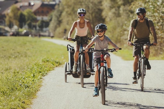 In mezzo alla natura, la pista ciclabile offre anche alle famiglie la possibilità di trascorrere il tempo libero in sella alla bicicletta. (Foto: Alex Moling)