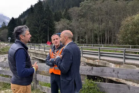Mobilitätslandesrat Daniel Alfreider (von links) besprach mit Michael Goller von der beauftragten Firma Goller Bögl und dem Bürgermeister von Rasen-Antholz Thomas Schuster beim Lokalaugenschein auf der Baustelle die anstehenden Arbeiten für den Neubau der Brücke in Antholz Mittertal. (Foto: LPA)