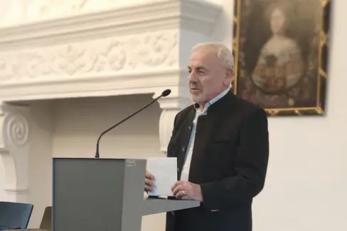 Josef Nössing, der Gründungsdirektor des Südtiroler Landesarchivs, ist am 13. Oktober verstorben. Bis zu seiner Erkrankung war er auch nach seiner Pensionierung 2007 oft Gast im Landesarchiv. (Archivbild vom 1.2.2023; Foto: Südtiroler Landesarchiv/Alessandro Campaner)