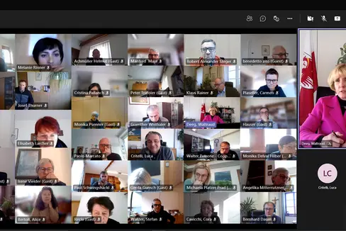 In einer Videokonferenz informierte Landesrätin Deeg über die zustehenden PNRR-Gelder in den Bereichen Familie, Soziales und Wohnbau. (Foto: LPA/Greta Stuefer)