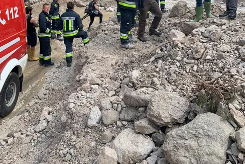 Sopralluogo lungo il torrente Furcia, nel Comune di Valdaora, con i vigili del fuoco volontari di Sorafurcia: da destra il presidente dell'Unione provinciale dei corpi dei vigili del fuoco volontari dell'Alto Adige Wolfram Gapp, l'assessore provinciale alla Protezione civile Arnold Schuler e il sindaco Georg Reden (Foto: ASP/Agenzia per la Protezione civile)