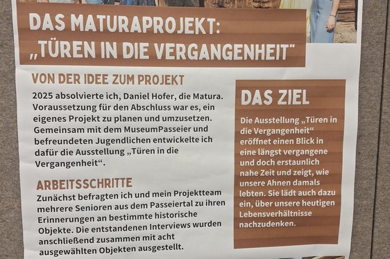 Il poster con cui il Museo dell'Alta Passiria ha partecipato alla sessione poster. Il diplomando Daniel Hofer presenta il suo progetto “Porte sul passato”, in cui ha intervistato diversi anziani della Val Passiria sui loro ricordi legati a determinati oggetti storici. (Foto: USP/Verena Girardi)
