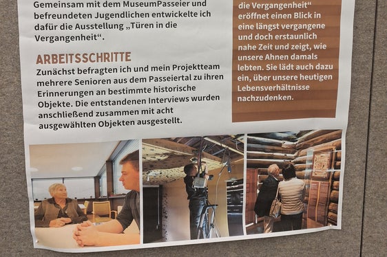 Das Plakat mit dem sich das Museum Hinterpasseier an der Poster-Session beteiligt hat. Maturant Daniel Hofer stellt sein Projekt Türen in die Vergangenheit vor, bei dem er mehrere Seniorinnen und Senioren aus dem Passeiertal zu ihren Erinnerungen an bestimmte historische Objekte befragt hat. (Foto: LPA/Verena Girardi)