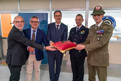 La consegna simbolica della chiave del poligono. Da sinistra: il presidente della Sezione Tiro a segno di Bolzano Marco Berton, l’assessore provinciale alle Opere pubbliche, Valorizzazione del patrimonio, Libro fondiario e Catasto, Christian Bianchi, il presidente della Provincia autonoma di Bolzano, Arno Kompatscher, il direttore generale di Geniodife, generale ispettore Mario Sciandra, e il comandante delle Truppe Alpine, generale di Divisione Michele Risi. (Foto USP/Daniel von Johnston)