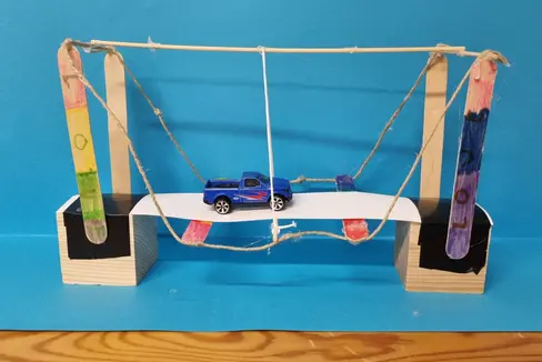 Für ihre flotten Brücken verwendeten die Schülerinnen und Schüler besondere Materialboxen – daraus entwickelten sie unterschiedliche Konstruktionen in verschiedenen Formen und Farben. (Foto: LPA/Bildungsdirektion)