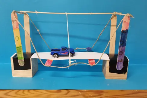 Für ihre flotten Brücken verwendeten die Schülerinnen und Schüler besondere Materialboxen – daraus entwickelten sie unterschiedliche Konstruktionen in verschiedenen Formen und Farben. (Foto: LPA/Bildungsdirektion)