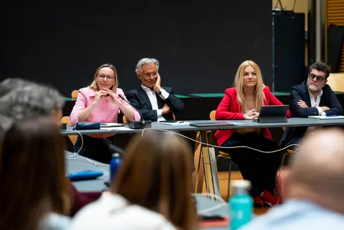 Personallandesrätin Magdalena Amhof (von links) mit den Vertretern der Landesagentur für die Gewerkschaftsbeziehungen Hermann Troger, Brunhild Pircher und Domenico Laratta bei der Besprechung zur Absichtserklärung mit den Gewerkschaftsvertretungen. (Foto: LPA/Fabio Brucculeri)