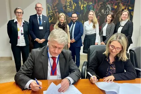 La commissione mista di esperti Italia-Austria tenutasi al Ministero dell’Università e della Ricerca a Roma. Nella foto, dietro, Rolanda Tschugguel (direttrice della Ripartizione Diritto allo studio), Andreas Altmann (MCI Innsbruck), Cristina Pellini (esperta per il settore dei riconoscimenti), Luca Lantero (CIMEA), Ingrid Wadsack-Köchl e Hannah Pesek (Ministero federale della scienza, della ricerca e dell'economia) e Andrea Maddaluno (Università di Innsbruck); davanti: Karl Prummer (direttore del Dipartimento per l’Alto Adige e il Sud Europa del Ministero degli Affari esteri austriaco) e Lavinia Monti (funzionaria del Ministero degli Affari Esteri e della cooperazione internazionale italiano). (Foto: USP/CIMEA)