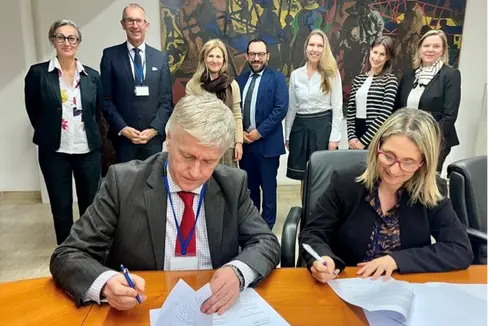 La commissione mista di esperti Italia-Austria tenutasi al Ministero dell’Università e della Ricerca a Roma. Nella foto, dietro, Rolanda Tschugguel (direttrice della Ripartizione Diritto allo studio), Andreas Altmann (MCI Innsbruck), Cristina Pellini (esperta per il settore dei riconoscimenti), Luca Lantero (CIMEA), Ingrid Wadsack-Köchl e Hannah Pesek (Ministero federale della scienza, della ricerca e dell'economia) e Andrea Maddaluno (Università di Innsbruck); davanti: Karl Prummer (direttore del Dipartimento per l’Alto Adige e il Sud Europa del Ministero degli Affari esteri austriaco) e Lavinia Monti (funzionaria del Ministero degli Affari Esteri e della cooperazione internazionale italiano). (Foto: USP/CIMEA)