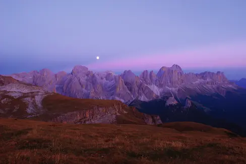 Information und Sensibilisierung sind wichtig, um die Öffentlichkeit über die Bedeutung der Schutzgebiete aufzuklären: Im Bild ein Blick in den Naturpark Schlern-Rosengarten: (Foto: Ezio Fumanelli)